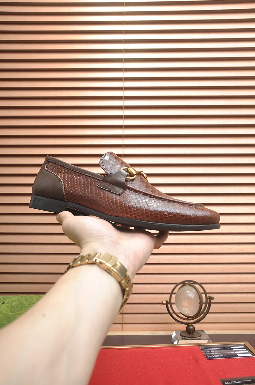 Men's shoes 💰600💶 Brand: GUCCI (Gucci) Standard size: Men's size 38/44 (45 can be customized) Grade: Same as the official website Original quality Material: Original cowhide Water-dyed cowhide lining Original rubber outsole Style category: Men's fashionable casual leather shoes Distinguished big-name luxury elements Top luxury Color: Actual picture